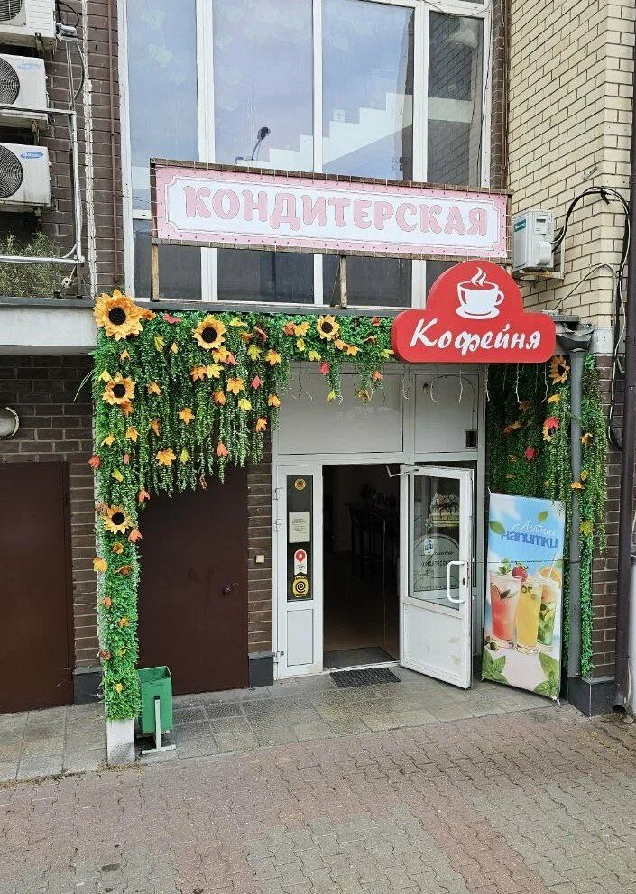 Фото входа в кондитерскую